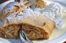 Traubenstrudel mit Mandeln und Beerensauce