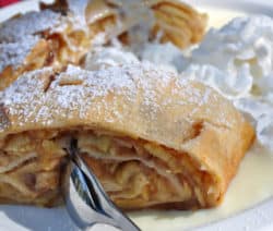 Traubenstrudel mit Mandeln und Beerensauce