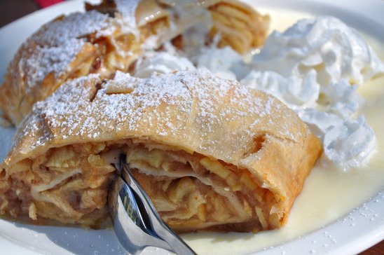 Traubenstrudel mit Mandeln und Beerensauce