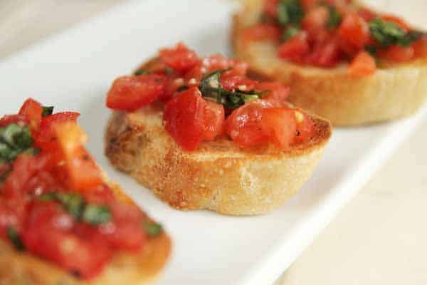 Ciabatta Crostini mit dicken Bohnen und Tomaten