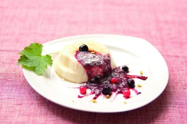 Eierlikör Mousse mit frischen Beeren