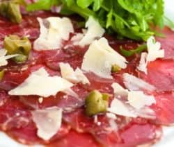 Carpaccio von geselchtem Rinderschinken mit Tomatenkompott