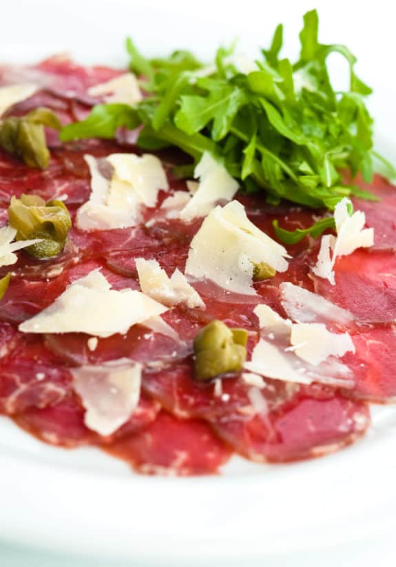 Kalbfleisch - Pilz - Carpaccio mit Pecorino und Basilikum Rezept