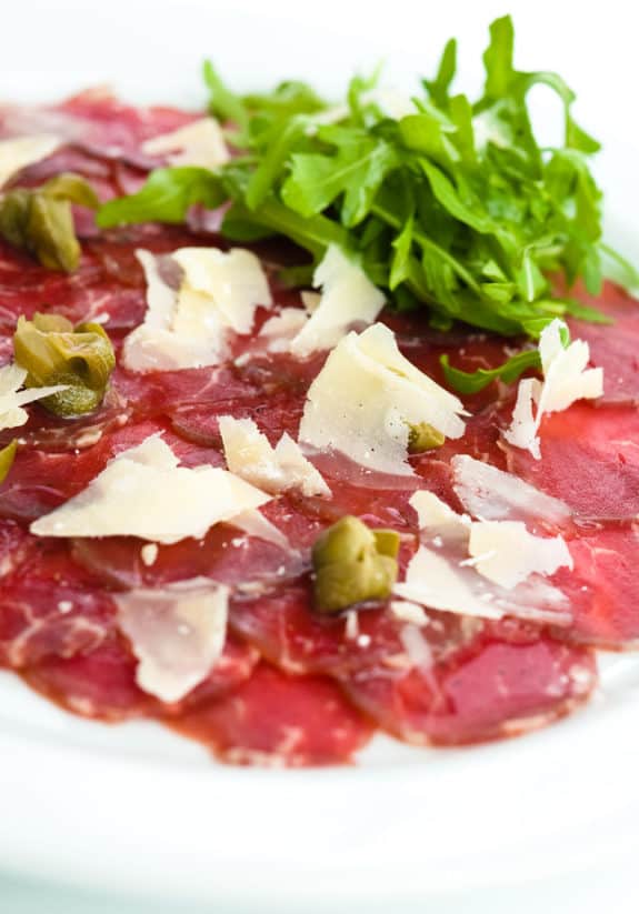 Carpaccio von geselchtem Rinderschinken mit Tomatenkompott