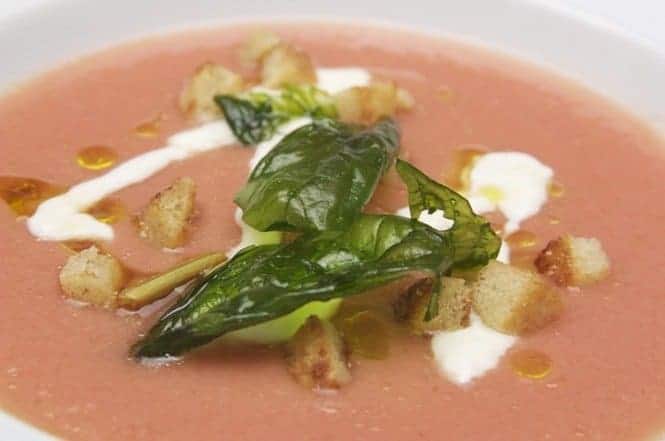 Foto von einer Schale kalter Tomatensuppe