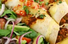 mexikanische-enchiladas-mit-salat