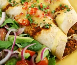 mexikanische-enchiladas-mit-salat
