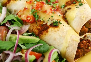 mexikanische-enchiladas-mit-salat