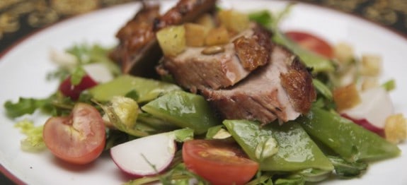 Salate in Traubenkernöl mit Barbarie-Entenbrust
