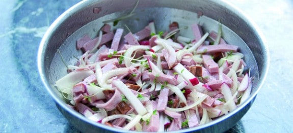 Die klassische Weißwurst als Salat