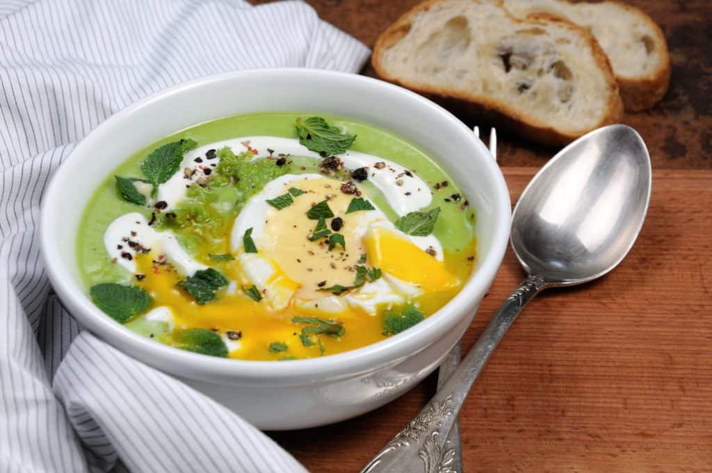 7 Kräuter-Suppe mit verlorenem Ei Rezept | GekonntGekocht
