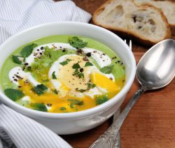 7 Kräuter-Suppe mit verlorenem Ei