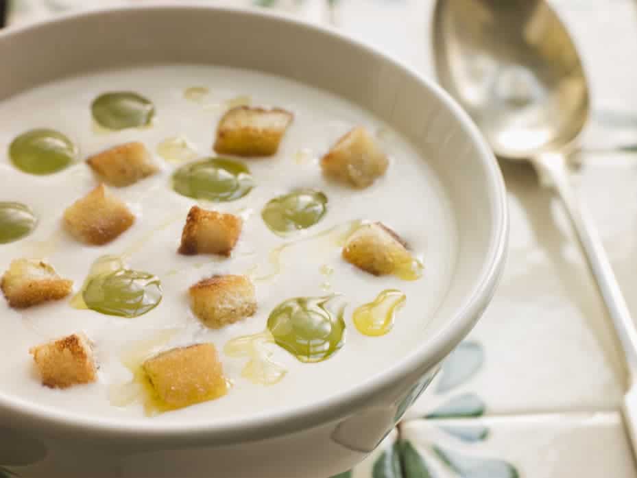 Leckere andalusische Gemüsesuppe Ajo Blanco - weiße Knoblauch-Mandel Suppe