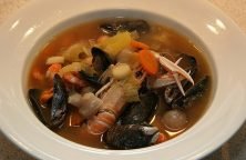 Leckere Bouillabaise mit Fischen aus dem Mittelmeer