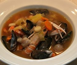 Leckere Bouillabaise mit Fischen aus dem Mittelmeer