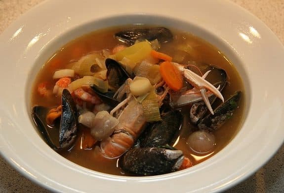 Leckere Bouillabaise mit Fischen aus dem Mittelmeer