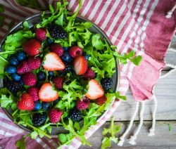 Bunte Gartensalate in Himbeeressig