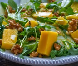 California Nudelsalat mit Mango, Rauke und Walnüssen