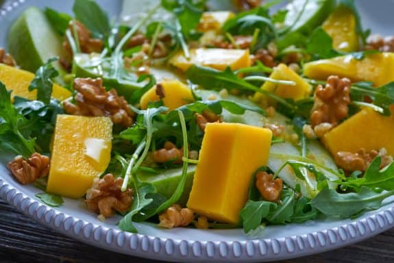 California Nudelsalat mit Mango, Rauke und Walnüssen