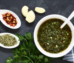 Aromatische Chimichurri mit frischer Petersilie, Knoblauch, Olivenöl, Paprikaflocken, Thymian, Oregano, Zwiebeln