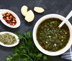 Aromatische Chimichurri mit frischer Petersilie, Knoblauch, Olivenöl, Paprikaflocken, Thymian, Oregano, Zwiebeln