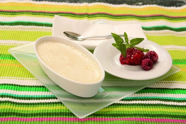 Leckere Creme anglaise zu frischen Beeren