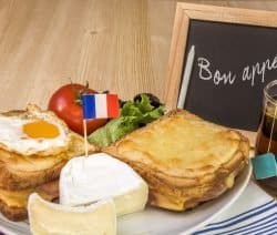 Leckeres französisches Frühstück mit Croque Madame, der französischen Variante des Sandwiches