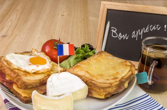 Leckeres französisches Frühstück mit Croque Madame, der französischen Variante des Sandwiches