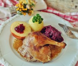 Entenkeule mit Knödel, Apfel und Rotkohl