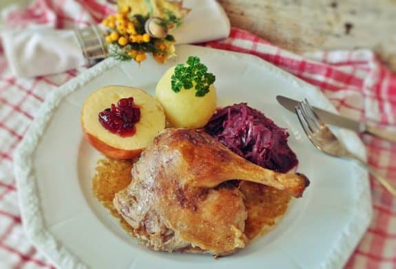 Entenkeule mit Knödel, Apfel und Rotkohl