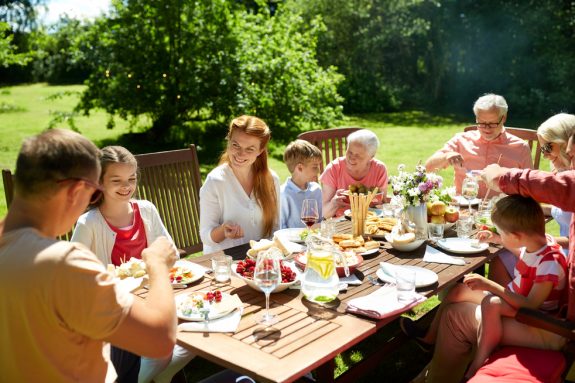 Gemütlicher Osterbrunch mit Familie und Freunden im Garten