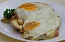 Fotzel-Schnitten: Armer Ritter mit Ei, Schinken, Tomaten und Käse