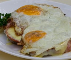 Fotzel-Schnitten: Armer Ritter mit Ei, Schinken, Tomaten und Käse