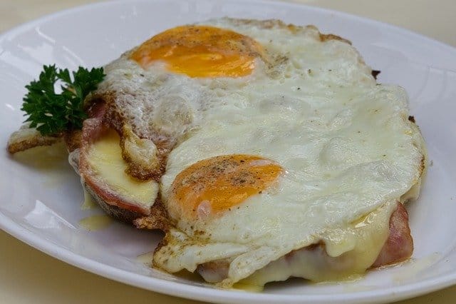 Fotzel - Schnitten mit Käse, Schinkenspeck und Tomaten