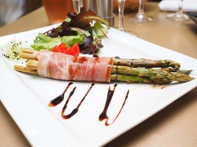 Grüner Spargel in Parmaschinken Rezept