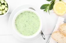 Gurken-Avocado-Suppe mit frischen Dill und Krabben