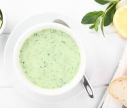 Gurken-Avocado-Suppe mit frischen Dill und Krabben