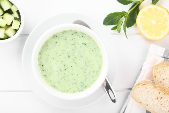 Gurken-Avocado-Suppe mit frischen Dill und Krabben