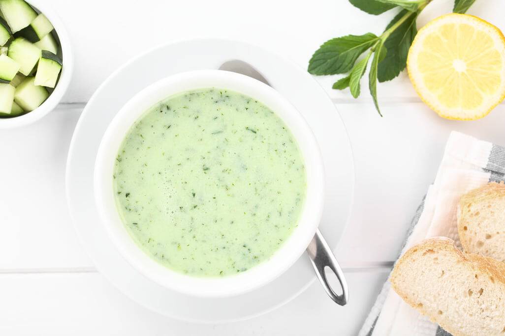 Kalte Gurken-Avocado-Suppe mit Krabben, Dill und Croutons Rezept