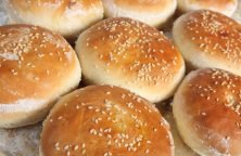 Selbstgemachte fluffige Hamburgerbrötchen "Buns"