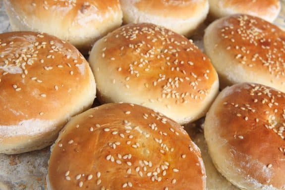 Selbstgemachte fluffige Hamburgerbrötchen "Buns"