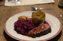 Eine feine Wacholder-Rahm Sauce zu Wild (hirschfilet), Apfel-Rotkraut, Kartoffelrose und Fächerkartoffel