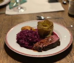 Eine feine Wacholder-Rahm Sauce zu Wild (hirschfilet), Apfel-Rotkraut, Kartoffelrose und Fächerkartoffel