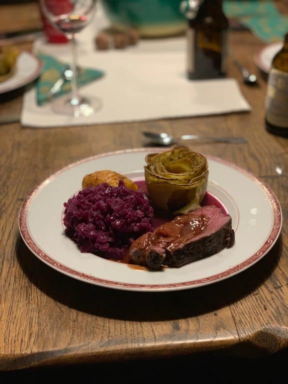 Eine feine Wacholder-Rahm Sauce zu Wild (hirschfilet), Apfel-Rotkraut, Kartoffelrose und Fächerkartoffel