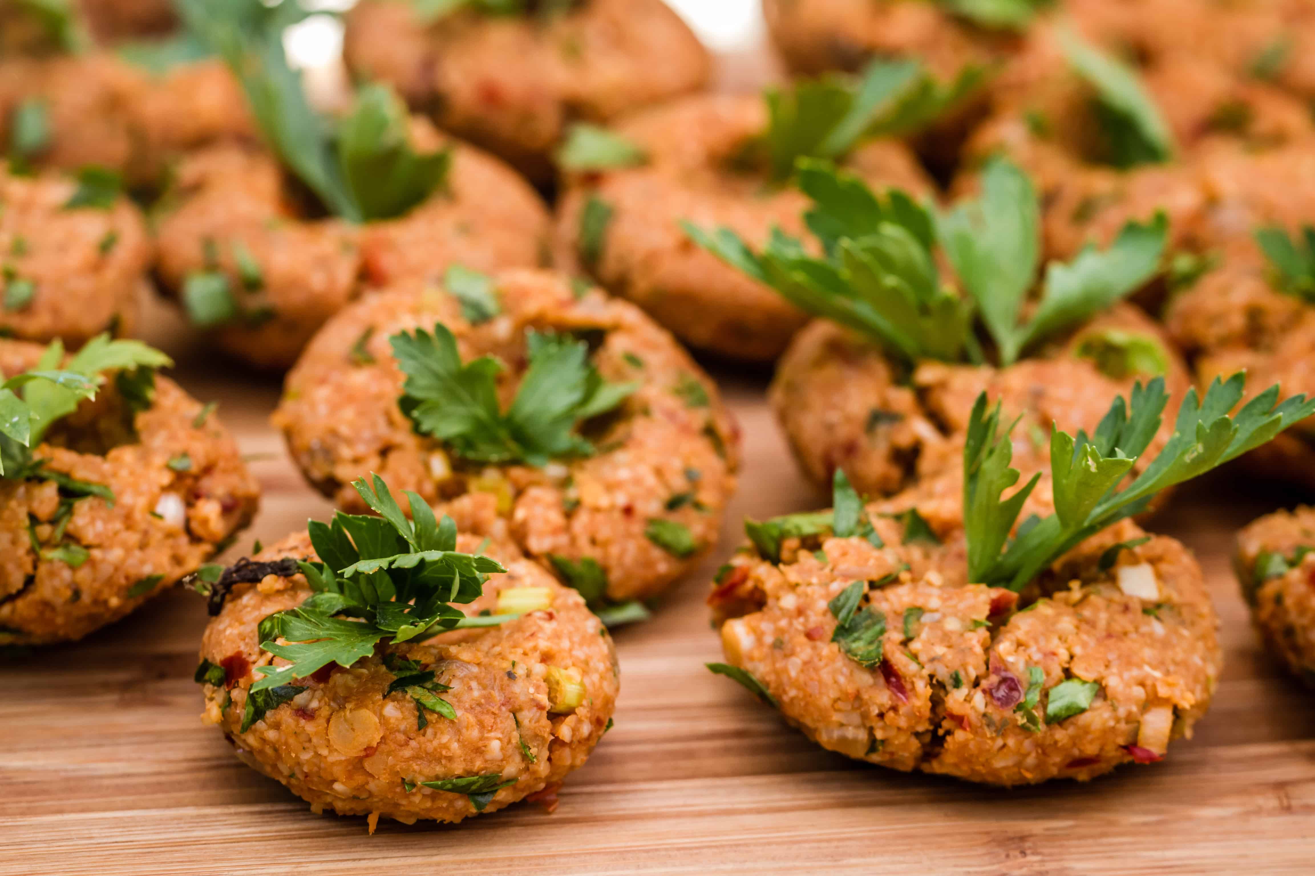 Vegane Linsen – Bulgur Bällchen „Mercimek Köftesi“ Rezept