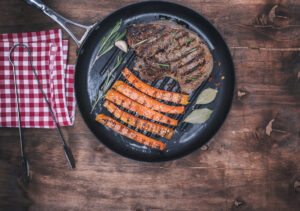 gute Pfanne: Grillpfanne mit Möhren und Steak darin