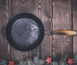 gute Pfanne: Gusseiserne Pfanne auf Holzdielen
