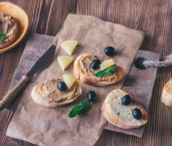 Olivenpaste auf Brot