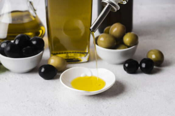 Olivenöl wird in Schälchen gegossen