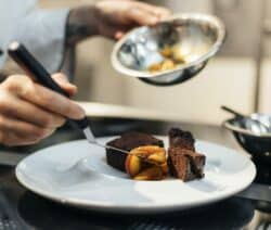 Gerichte schön anrichten: Brownie wird professionell angerichtet